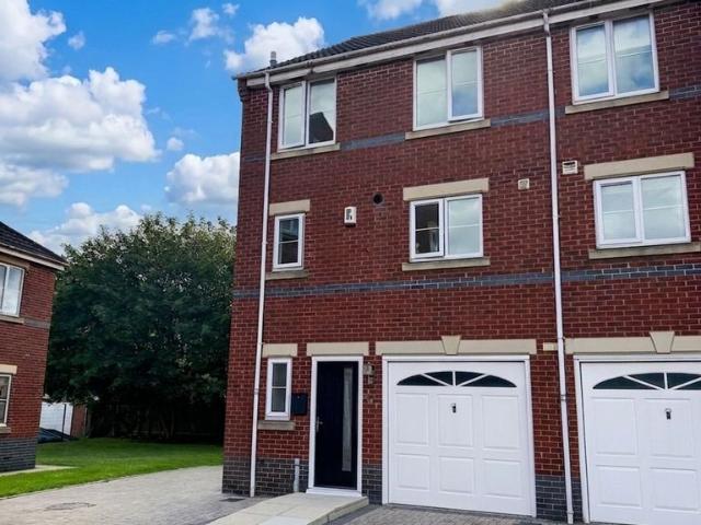 4 bedroom end of terrace house to rent