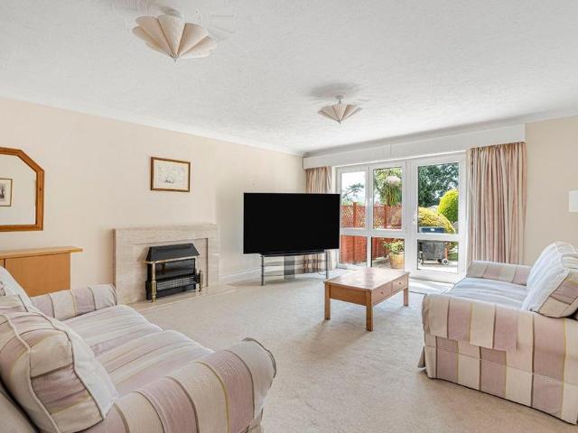 4 bedroom end of terrace house to rent
