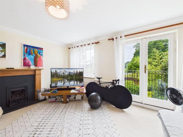 4 bedroom end of terrace house to rent