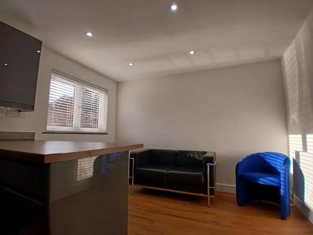 4 bedroom end of terrace house to rent