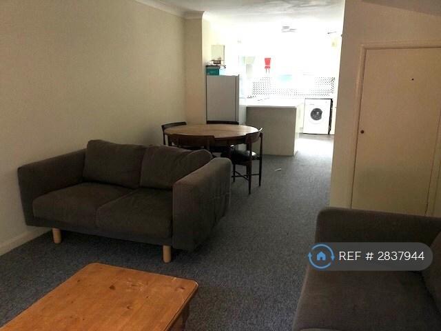 4 bedroom end of terrace house to rent