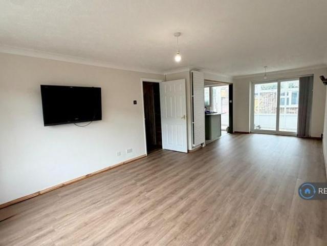 4 bedroom end of terrace house to rent