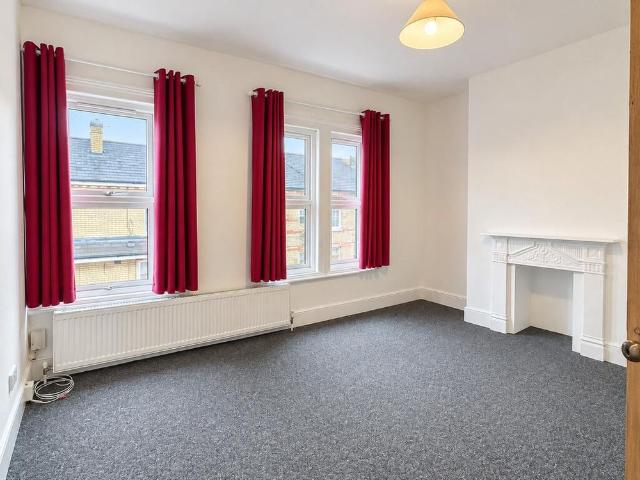 4 bedroom end of terrace house to rent