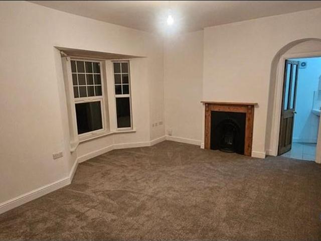 4 bedroom end of terrace house to rent
