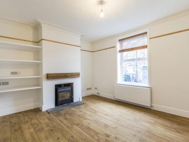 4 bedroom end of terrace house to rent