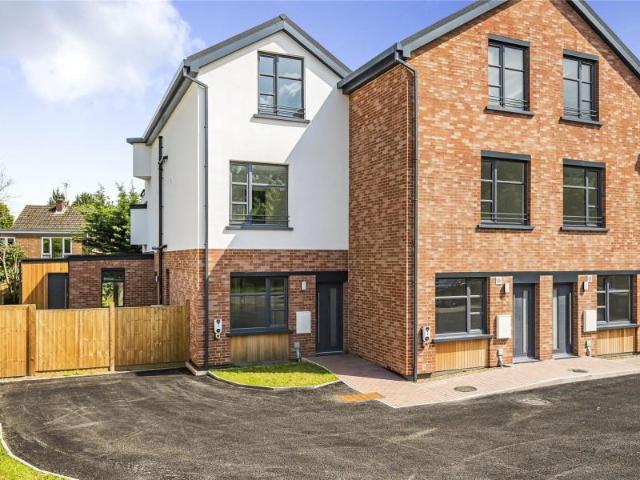 4 bedroom end of terrace house to rent