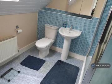 4 bedroom end of terrace house to rent
