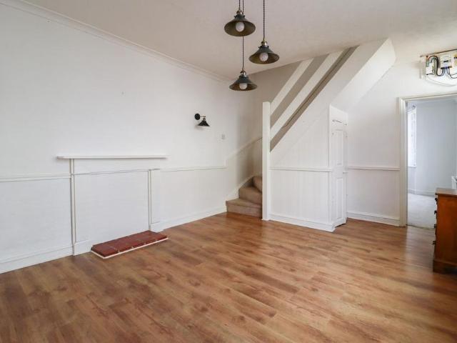 4 bedroom end of terrace house to rent