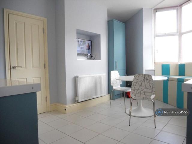 4 bedroom end of terrace house to rent