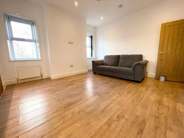 4 bedroom end of terrace house to rent