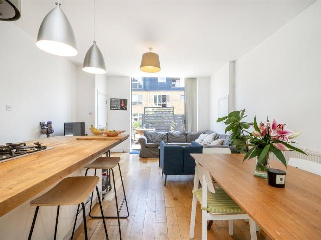 4 bedroom end of terrace house to rent