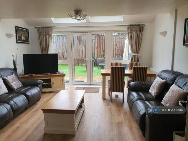 4 bedroom end of terrace house to rent