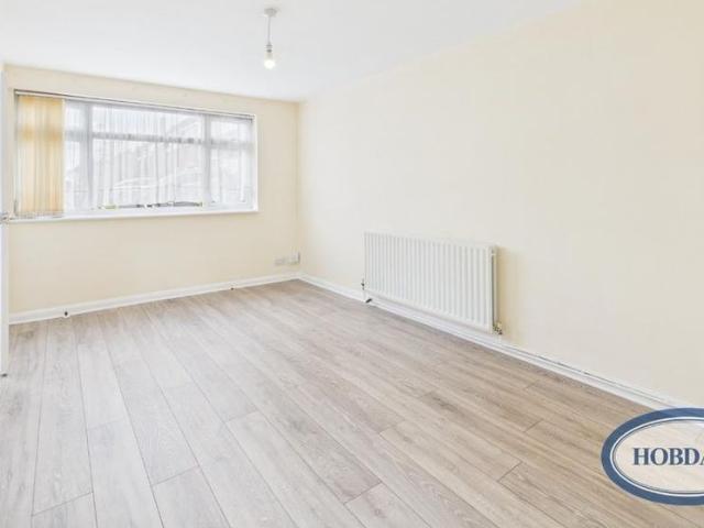 4 bedroom end of terrace house to rent