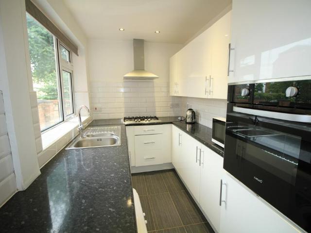 4 bedroom end of terrace house to rent