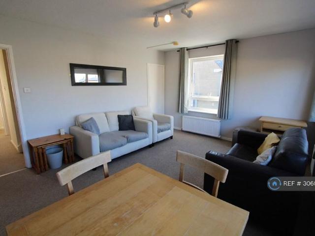 4 bedroom end of terrace house to rent