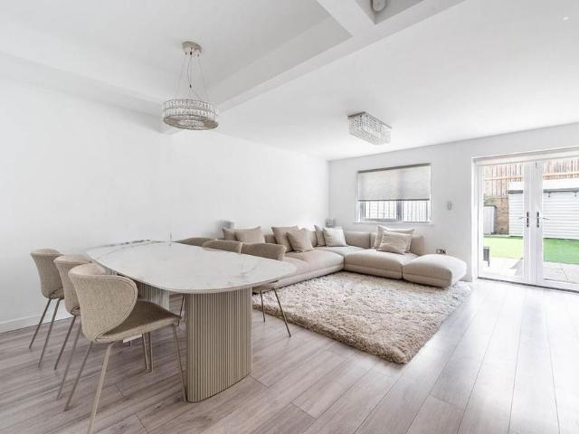 4 bedroom end of terrace house to rent