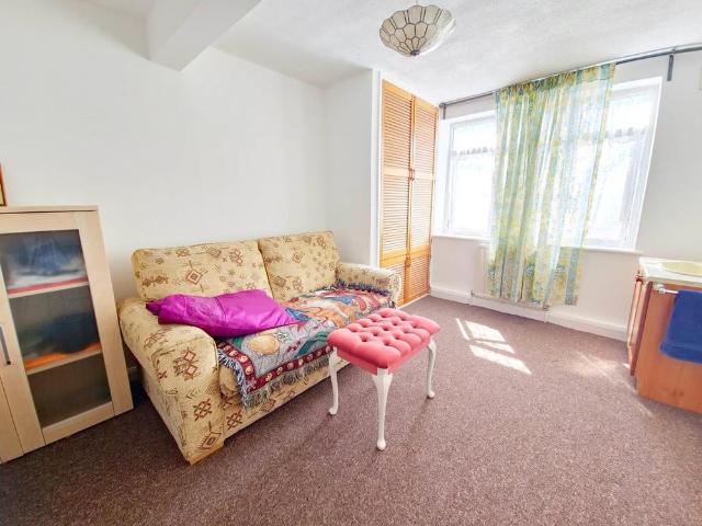 4 bedroom end of terrace house to rent