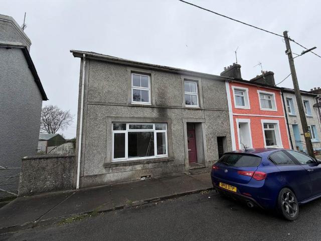 4 bedroom end of terrace house to rent