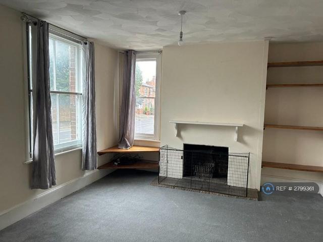 4 bedroom end of terrace house to rent