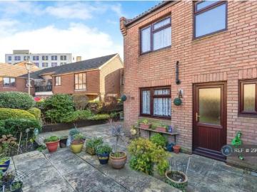 4 bedroom end of terrace house to rent