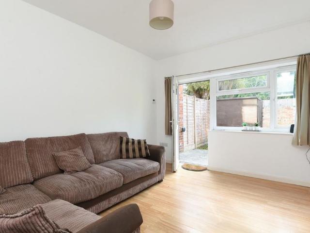 4 bedroom end of terrace house to rent