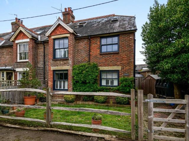 4 bedroom end of terrace house to rent