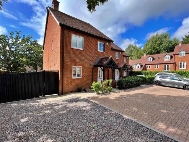 4 bedroom end of terrace house to rent