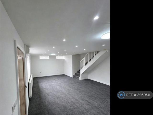 4 bedroom end of terrace house to rent