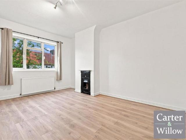 4 bedroom end of terrace house to rent