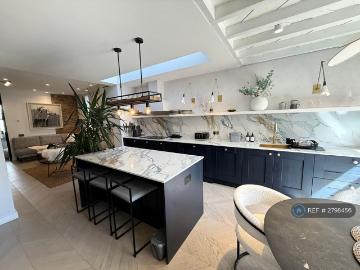 4 bedroom end of terrace house to rent