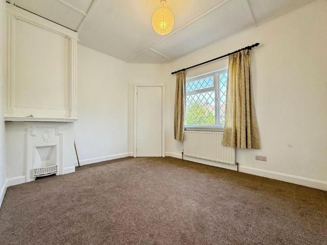 4 bedroom end of terrace house to rent