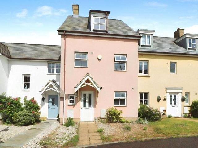 4 bedroom end of terrace house to rent