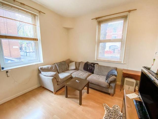 4 bedroom end of terrace house to rent
