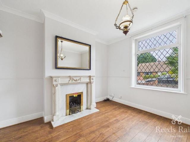4 bedroom end of terrace house to rent
