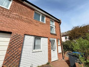 4 bedroom end of terrace house to rent