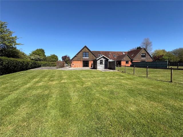 4 bedroom end of terrace house to rent