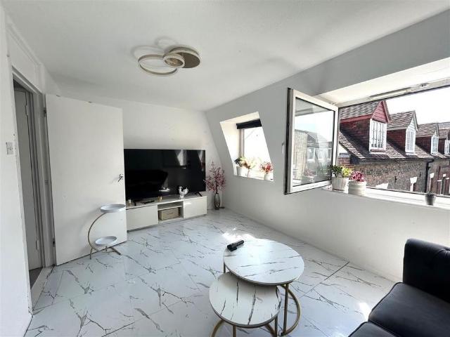 4 bedroom end of terrace house to rent