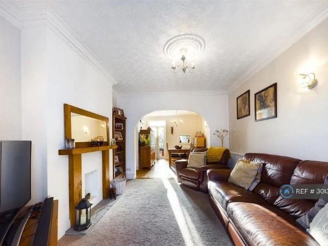 4 bedroom end of terrace house to rent
