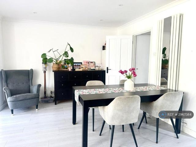 4 bedroom end of terrace house to rent