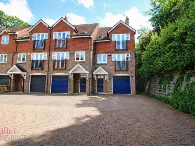 4 bedroom end of terrace house to rent