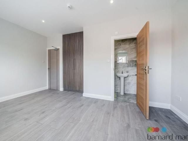 4 bedroom end of terrace house to rent