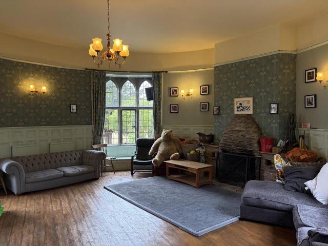 4 bedroom end of terrace house to rent
