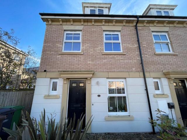 4 bedroom end of terrace house to rent