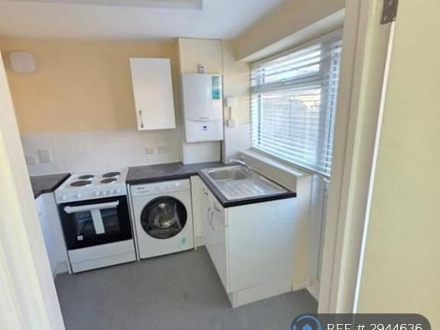 4 bedroom end of terrace house to rent