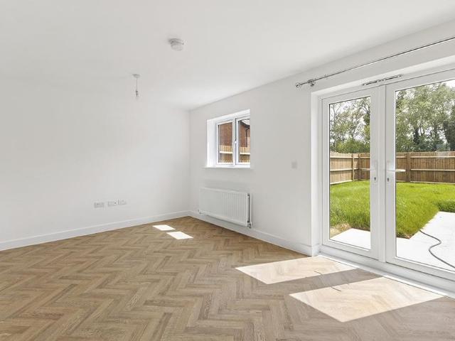 4 bedroom end of terrace house to rent