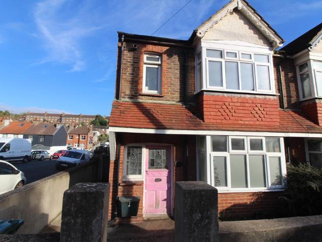 4 bedroom end of terrace house to rent