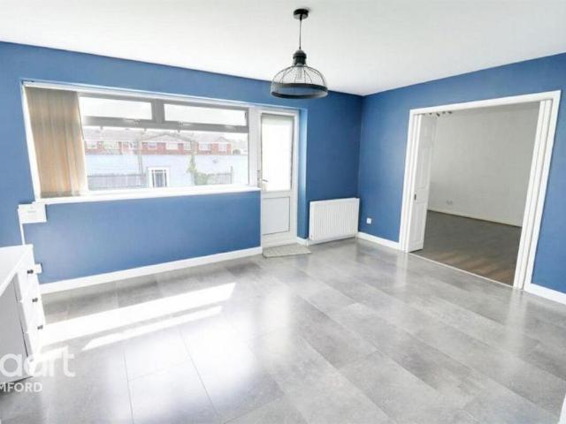 4 bedroom end of terrace house to rent