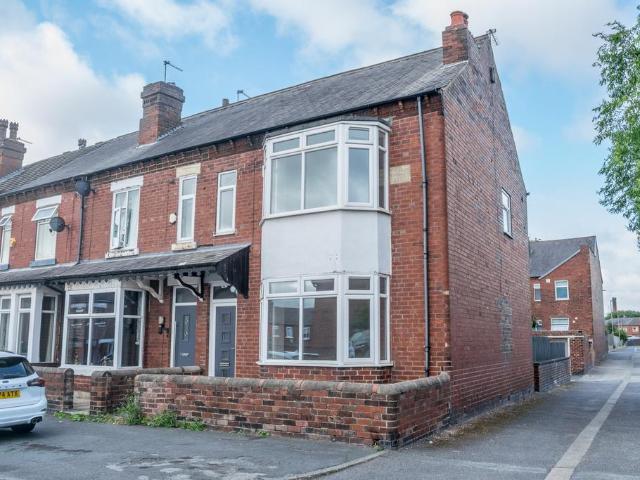 4 bedroom end of terrace house to rent