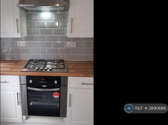 4 bedroom end of terrace house to rent