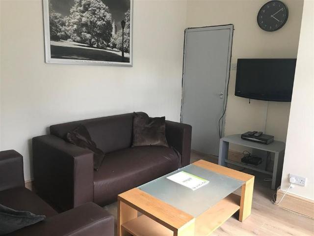 4 bedroom end of terrace house to rent